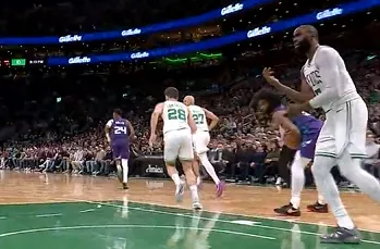 星空体育官网入口-杰伦-布朗向裁判抱怨领到技术犯规，目前17投仅5中砍下16分