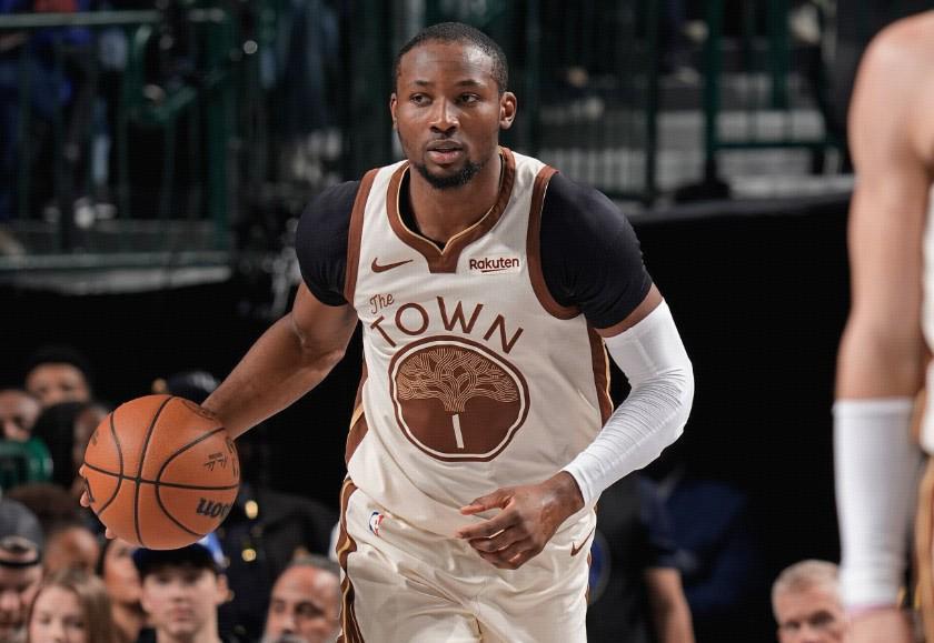 星空体育官网入口-官方：库明加左膝受伤，提前退出对阵独行侠的比赛