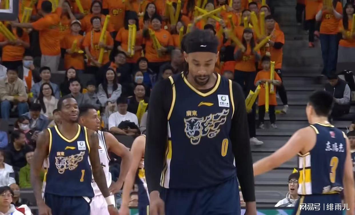 星空体育官网入口-貌合神离？萨林杰庆生惨遭区别对待，或被广东队彻底放弃！