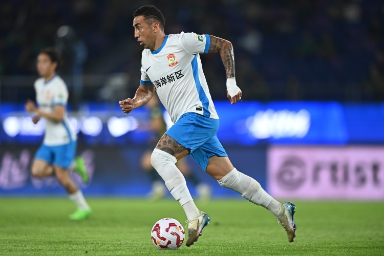 星空体育官网-戴维森代表中国俱乐部职业赛事出场100次，三镇66场西海岸34场